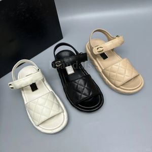 Ontwerper Nieuwe aankomst Dames Sandalen Luxe kanaalschoenen Slippels Hoogwaardige leerstijlen Wedge Wed Woman Summer Flat Best Casual Shoes Aprikot