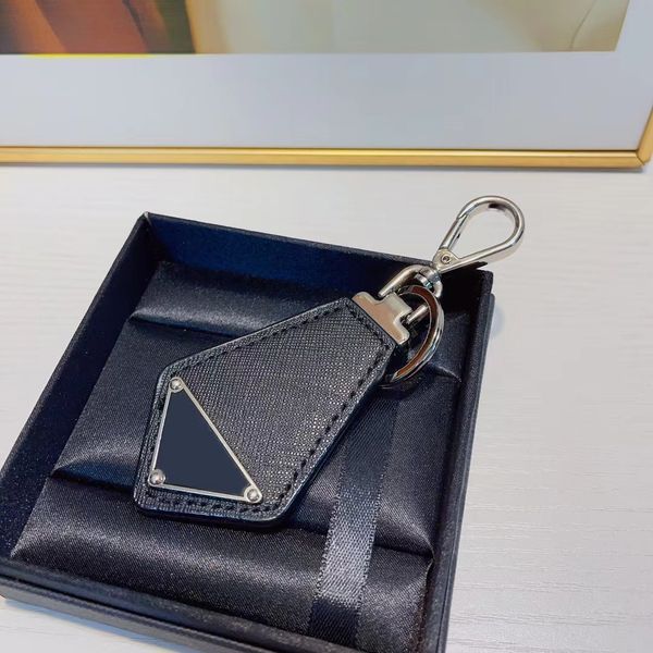 Designer New Exquis Key Chain Inversed Triangle Label Letters Metal Letters Black Senior Key Chain Leather Matériau et femmes avec le même portefeuille de conception de portefeuille Pendant