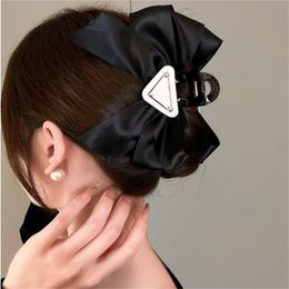 Diseñador Nueva pinza para el cabello Triángulo clásico Letras de lujo Garras para el cabello Bowknot Pasadores para niñas Regalo de alta calidad Accesorios para el cabello Estilo vintage Sombreros