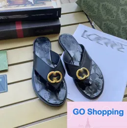 Diseñador Nuevas zapatillas con letras de metal Ropa exterior para mujer Chanclas planas de comercio exterior