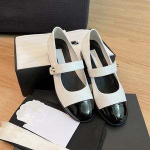 Designer New Pearls Ballet Chaussures Femmes Mary Jane chaussures boucles de chaussures pour femmes filles Resort plage plate Muller Black White Leather Chaussures