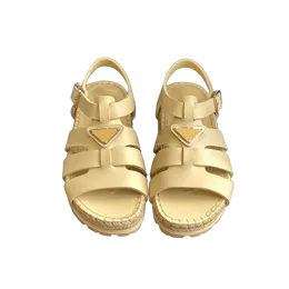 Designer New Roman Sandals Twine Traided épais SOLASIQUE Sandales de luxe pour femmes Niche Artistique Niche Triangle Metal Triangle Étiquette Sandales et boîte d'origine.