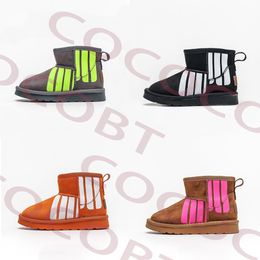 Nuevas botas de nieve de diseñador para otoño e invierno, nuevos zapatos de algodón de tendencia de moda engrosados, planos, antideslizantes, mezcla de lana de cuero de alta calidad, talla de zapato de cuatro colores 35-40