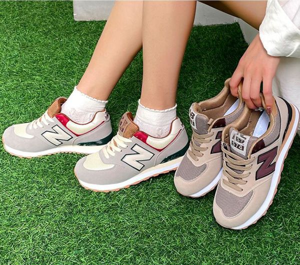 Designer New Style 574 hommes Chaussures Femmes Travel en cuir Lacet-up White Grey Fashion Lady Flat Running Letters Man Woman Platform Men Gym Sneakers Taille 36-46 A04