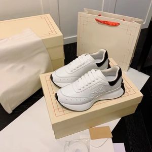 Diseñador Nuevo Suela Gruesa Pareja Zapatos Deportivos Casuales Zapatos Blancos Pequeños Impresos en Blanco y Negro Elevados Versátiles Zapatos para Papá del Mismo Estilo para Hombres y Mujeres