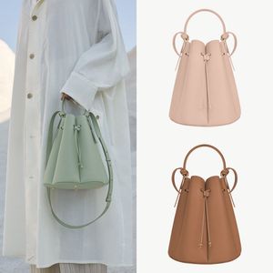 diseñador nuevos bolsos para mujer Bolsos de cubo Bolso de cuero granulado Crossbody Bolsos de hardware para mujer de acero inoxidable chapado en oro