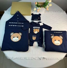 Diseñador Recién nacido oso carta impresa mamelucos trajes bebés sacos de dormir mono algodón suave ropa de cama cálida mantas sombrero babero pañal 5 piezas ropa infantil regalo S1275