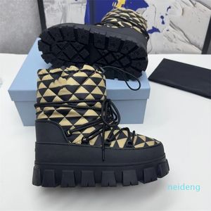 Diseñador: botas de fiesta de nieve de nailon, triángulo de metal esmaltado, patrón de suela en relieve con encanto dinámico tecnológico