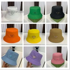 Designer Nylon Triangle de Triangles Seau Chapeaux Casquettes pour Femmes et Hommes 9 couleurs Bonne Qualité Luxe Dames Hommes Unisexe Ajusté Chapeau de Soleil Casquette de Pêcheur Bonnet de taille M