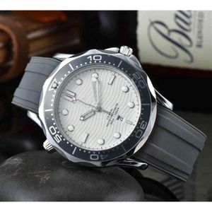 Designer OMG Watch 2023 Produit trois aiguilles quartz pour hommes Fashion Rubber Band Watch