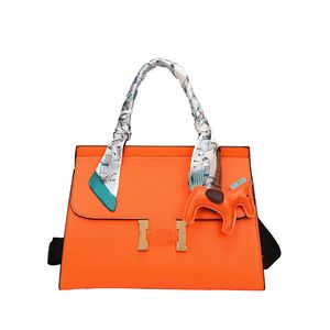 Sac à bandoulière orange de styliste, sac à main d'affaires avec lettres, sac à main de luxe pour femmes, portefeuille à la mode monochrome