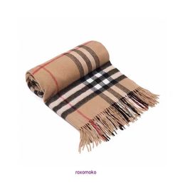 Designer Original Bur Home Écharpes d'hiver en vente B Family Classic Plaid Autumn and Brown Fresh Warm Warm Tricoté Écharpe gluante douce et épaisse