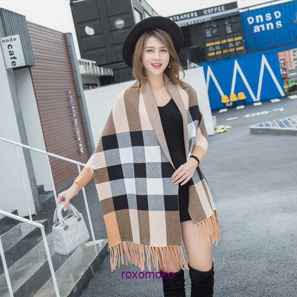 Designer Original Bur Home Écharpes d'hiver en vente 2023 Écharpe double face en cachemire pour femmes Version coréenne Tassel Sleeved Shawl Imitation Cape Coat