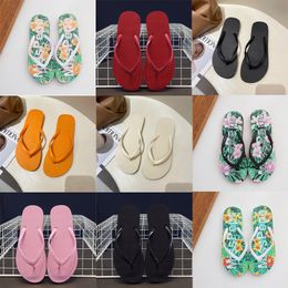 Designer en plein air plate-forme de mode sandales pantoufles classique pincé plage alphabet impression tongs été plat chaussures décontractées 39