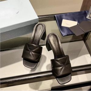Talons hauts de haut niveau du designer P, sandales en cuir véritable importées d'origine italienne, avec une hauteur de talon de 6,5 cm pour les chaussures pour femmes et des chaussures d'usine 1: 1 Pantoufles de luxe