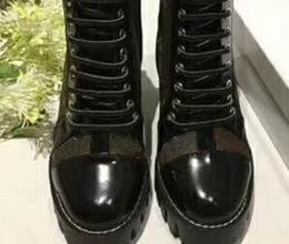 Designer-p Chaussures en cuir véritable à talons rugueux Martin Boots Fashion Leisure Set en noir Hauteur 9.5CM Si