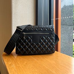 Bolso de chaqueta acolchada de diseñador Bolso de chaqueta de plumón Bolso de hombro 30 cm Estampado clásico Diamante negro Correa ancha ajustable Bolso bandolera Bolsos deportivos casuales para hombres y mujeres por igual