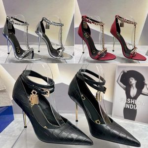 Designer Padlock Chaussures Sandale Mode Femmes Talon en métal Chaîne Pompe Sandales de luxe Cuir Verni Spike Mince Talons Hauts Sandales Taille 35-42