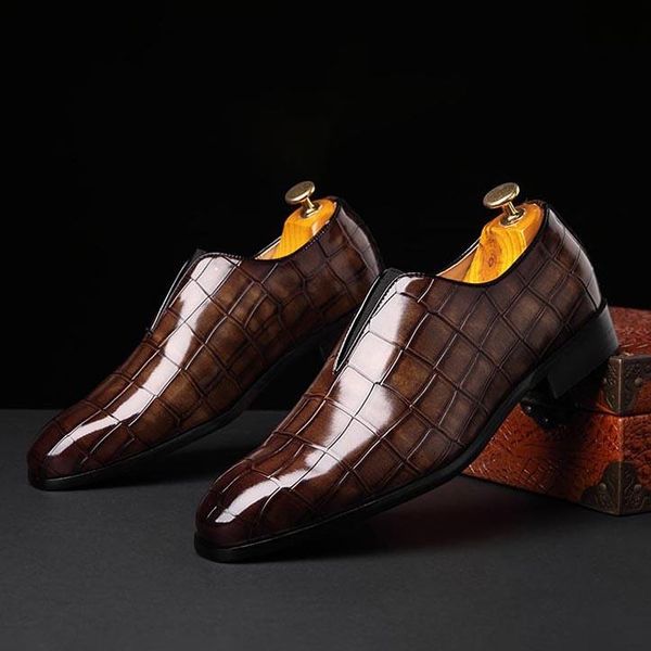 Motif de créateur roman crocodile brillant mariage pointu de mariage oxford chaussures hommes modes décontractés chaussures de robe formelle zapatos h