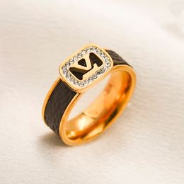 Ontwerper Patroon Leren Ring Dames Love Engagement Wedding Ring Luxe Diamond Plating Love Gift Ring Hoge kwaliteit roestvrij staal waterdichte sieraden