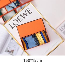 Foulard en soie de modèle de concepteur pour les femmes impression rayure géométrique marque foulards orange boîte à couverture rigide ensemble anniversaire Valentine mère D2693