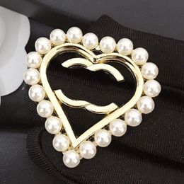 Designer Perle Broche Bijoux Breastpin Haut de gamme 18k Plaqué Or Argent Hommes Femmes Célèbre Marque Géométrique Lettre Broches Broches Mariée Fête De Mariage Cadeau De Noël