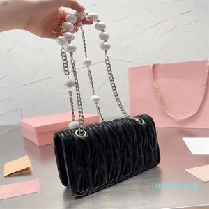 Diseñador: bolso de hombro con cadena de perlas, bolso de cuero con volantes para mujer, correa de hombro de metal deslizante a la moda para mujer, bolso con hebilla magnética