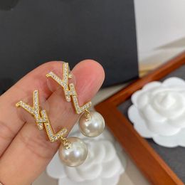 Pendientes de perlas de diseñador para mujeres Diamond Gold Gold Langes Arendería Diseñadores Joyas Amor Caballeros de orejas con brazalete de caja agradable