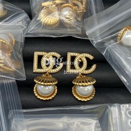 Pendientes chapados en perlas de diseñador, colgantes en forma de concha, pendientes de oro retro, gotas para los oídos con caja de regalo