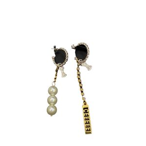 Diseñador Pendientes nacarados Encanto elegante Pendientes de oro Mujeres Simple Largo de moda Gotas para los oídos Fiesta Tocado Joyas con paquete de caja