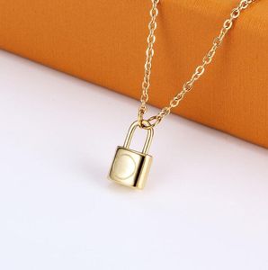 Collier pendentif de créateur Marque de luxe Lettre Pendentifs Mode Chaîne Bague Colliers Bijoux Accessoires Cadeaux Or 18 carats Ne se décolore jamais Cadeau de vacances pour hommes et femmes