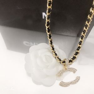 Diseñador Collares pendientes Mujeres famosas Letras de marca Collar de acero de titanio de alta calidad con incrustaciones de cristal Cadena de cuerda de cuero Regalo de Navidad Accesorios de joyería