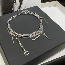 Colliers pendentif de créateur Collier de perles Chaîne ras du cou Lettre plaquée or pour femmes Bijoux Accessoires exquis Cadeau de couple