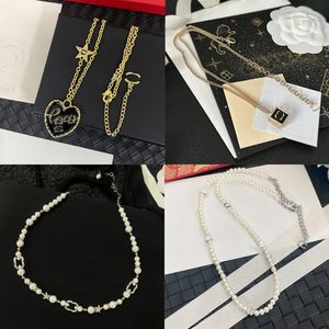 Designer Pendants Brand LETTER PENDANT 18K Gold plaqué Collier Crystal Collier Perles Fashion Mens Womens Choker Party Bielry Gift 4 Style
