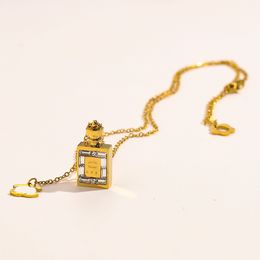 Colliers de pendentif en bouteille de parfum de créateurs pour femmes Collier de lettres de couchage hautement de qualité Accessoires de bijoux 18K Cadeau de filles en or plaqué
