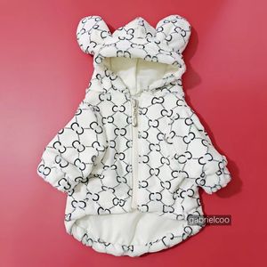 Diseñador Pet Dog Fur con capucha con capucha logo clásico Gombado de conejo Autumnia e invierno Abrigo espesado Fadou Bears Corgi linda chaqueta de moda blanca marrón rosa