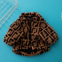Chaqueta de diseñador para mascotas, chaqueta de piel marrón con logotipo de letras negras, ropa para perros y gatos, abrigo cálido para perros a la moda de invierno