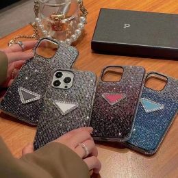 Designer Phone Case Fashion Full Diamonds Triangle Standard Cases pour iPhone 15 14 13 12 11 Pro Max Plus Womens Phonecase Couverture antichoc Shell 4 couleurs