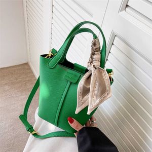 Designer Picotin Lock Bag Version coréenne du modèle litchi en cuir souple petit sac portable 2023 nouveau seau à bandoulière simple et décontracté de couleur unie pour femmes