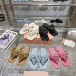 Designer Oreiller Flip Flop Slippers Summer Beach Fashion Fold Pold Bread Bread Paignes Gearne Cuir Elegant Woman Chaussures Low Talèled Beach Slippers with Box