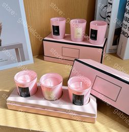 Designer Pink Aromatherapy Candle Ensemble de 3 pièces avec des bougies parfumées de rose et de cerisier avec boîte cadeau
