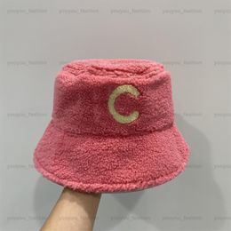 Diseñador Pink Bucket Hat Furry Basketball Cap Letter Luxury Cashmere Hats C Viaje al aire libre Cálido a prueba de viento Vacaciones Bonnet Invierno C2391