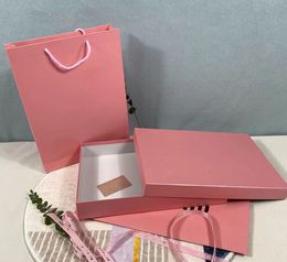 Caja de regalo rosa de diseñador, logotipo clásico, camisa de perfume, camiseta, bufanda, billetera, caja de embalaje, bolso, tarjeta de cinta, embalaje de regalo, papel de regalo
