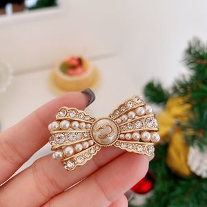 Designer Pins voor Vrouwen Merk Gouden Brief Boog Broche Parel Diamant Accessoires Vintage Womens Gentle Breastpins 2301301QS