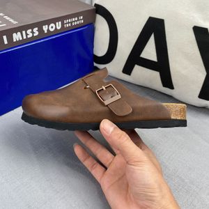 Plate-forme de créateurs boucs sandales pantoufles en daim de boucle en cuir breveté diapositives femmes pour hommes sandale extérieure curseurs de liège chaussures d'été taille 35-46 q2