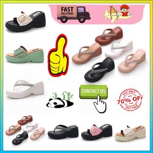 Designer Platform Hoge taille PVC-slippers met dikke zolen man Vrouw Lichtgewicht slijtvaste rubberen zachte zolen sandalen Platte zomerstrandslipper