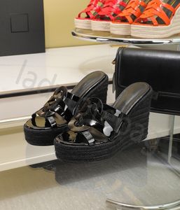 Plate-forme de créateurs glisses de femmes pantoufles de mode luxe d'été sandales extérieures plage de semelles épaisses chaussures calices sandales taille 35-44