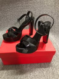 Plates-formes de créateurs supramariza sandales nues chaussures femmes crisscrosthick talons hauts robe de fête de mariage dame noire en cuir breveté sandalias avec boîte à poussière rouge