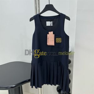 Diseñador vestido plisado bordado carta chaleco vestidos estilo universitario primavera verano falda con tirantes mujeres sin mangas un vestido de línea