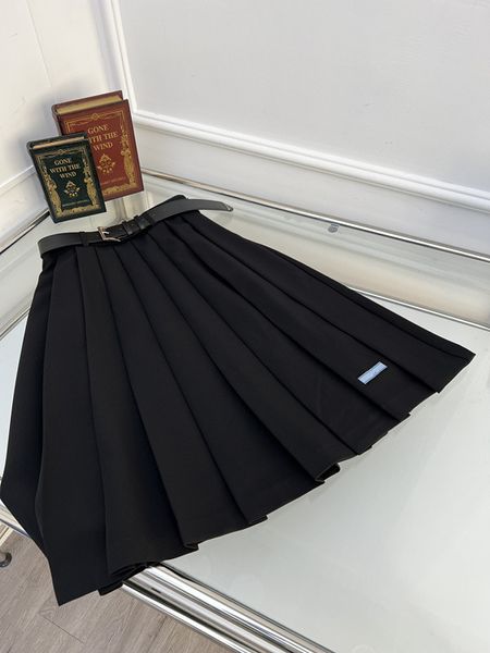 Diseñador Faldas plisadas Negro con cinturón Cinturón Triángulo Moda Versátil Cintura alta Corto Delgado Casual Falda de una línea Mini vestido sexy Negro Blanco